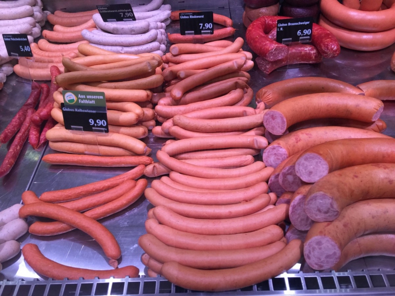 vitrine-LA BOLLENE VESUBIE-min_sausages_meat_butchery-1069321